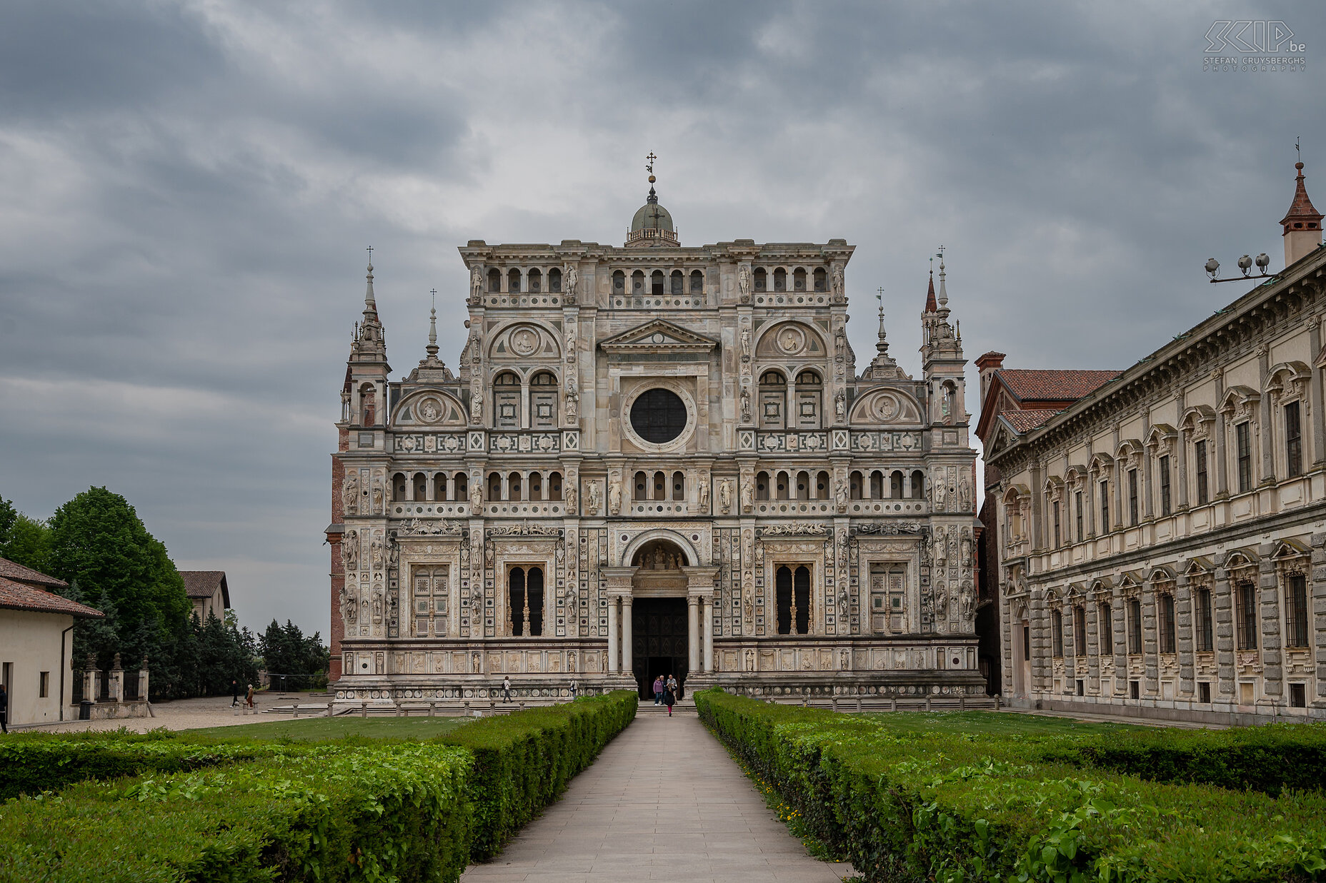 Certosa di Pavia Just outside Pavia is the famous and beautiful monastery of Certosa di Pavia. The construction of this monastery began in 1396. The facade of the church of the Certosa di Pavia is a true work of art. The facade is entirely made of marble and richly decorated with numerous details such as medallions with the heads of historical figures and legendary heroes, scenes from the life of Christ, stories from the Old Testament, saints, prophets… Stefan Cruysberghs